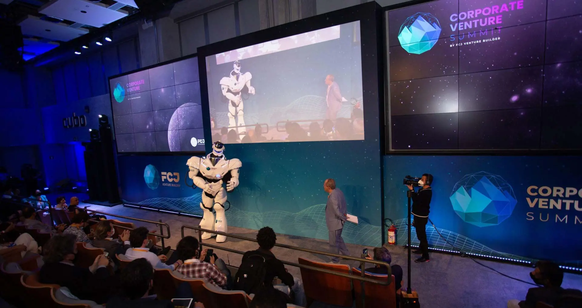 Palco do Summit FCJ com apresentação e plateia acompanhando